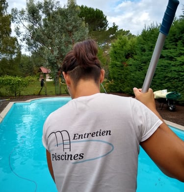 pisciniste qui nettoie une piscine