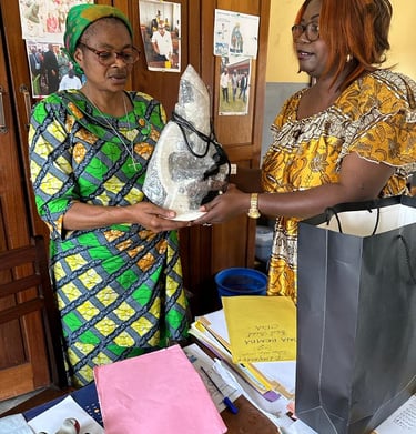 Tolanda offre un microscope à l'école pour favoriser les TP scientifiques. Tolanda, suivi scolaire