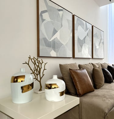 Detalhe de projeto de interiores residencial com materiais, objetos e composição autoral