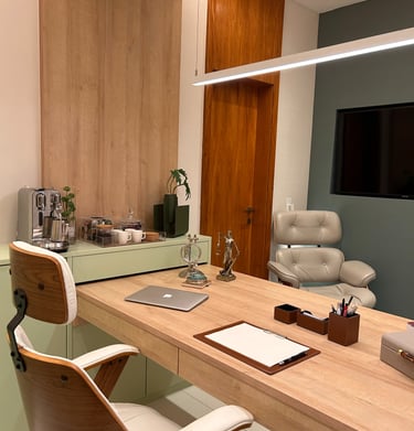 Projeto residencial de home office com marcenaria planejada, funcionalidade e estética