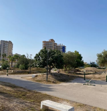 Bancos de gimnasia aire libre en Parc del Molló playa de Tavernes
