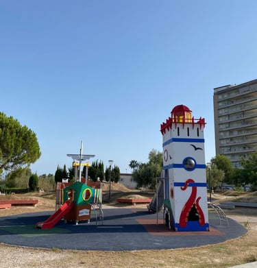 Parque infantil con columpios en Parc del Molló playa Tavernes