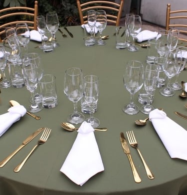 Alquiler de mesas con mantel y sillas