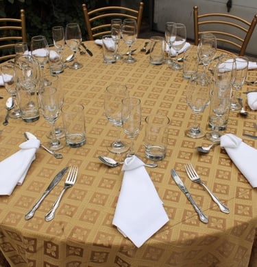 Alquiler de mesas con mantel y sillas