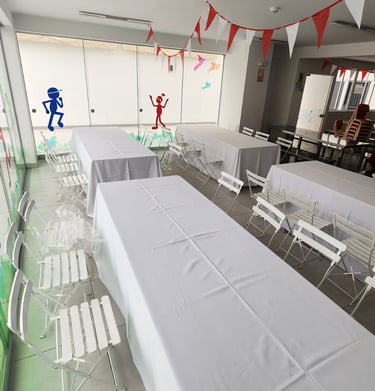 Alquiler de mesas con mantel y sillas