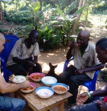 On déjeune avec la communauté à la Ferme Aménopé Togo Permaculture