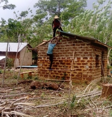Construction avec les briques en argile du sol de la Ferme Aménopé Togo