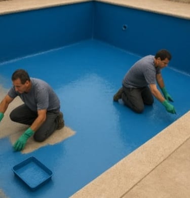 Técnico de EA Masterplas aplicando capa de fibra de vidrio para reparar fugas en la base de la pileta.