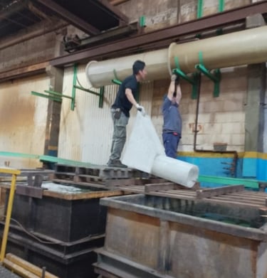 Trabajador manipulando tramo de cañería de fibra de vidrio. Material liviano y de fácil instalación.