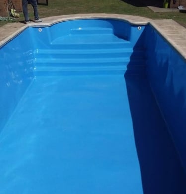 Plastificado Masterplas aplicado a las escaleras de la pileta de hormigón. Uniformidad y sellado total.