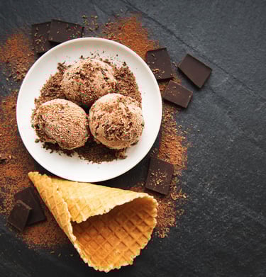 Helado de chocolate con rayadura de cacao natural