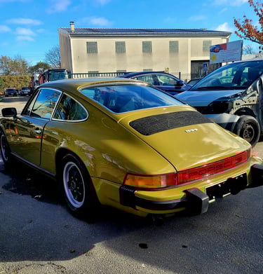 Porsche 911 des année 80' réparer en carrosserie et peinture, puis remonté.