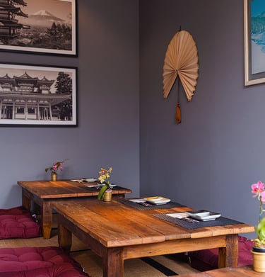 Ambiente interno do Kaizen com decoração japonesa e mesa tradicional