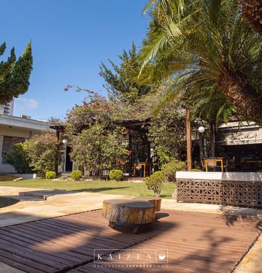 Entrada do restaurante Kaizen com palmeiras e paisagismo oriental em Campinas