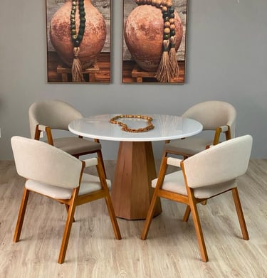 Conjunto de jantar (mesa e cadeiras), repare na decoração da mesa e os quadros