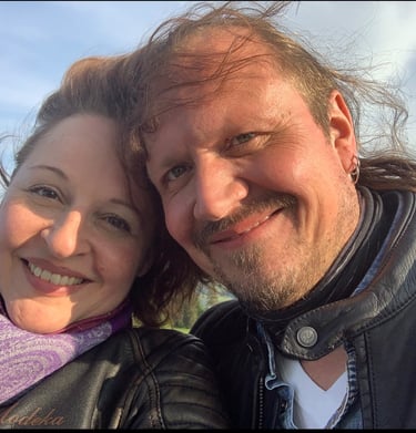 ein Paar unter blauem Himmel - Sina Weidlich und Florian Blau