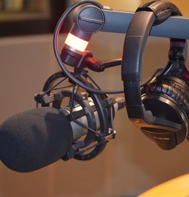 ein Mikrofon und Kopfhörer im Studio