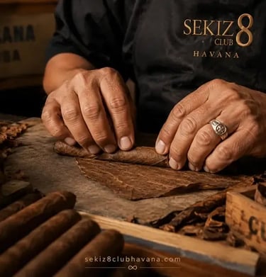 Primer plano de un hábil torcedor enrollando con destreza un puro cubano recién hecho.