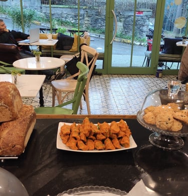 kafenin içinde sıcak ve samimi bir ortamda ekmek yapımı atölyesinin keyfini çıkaran konuklar