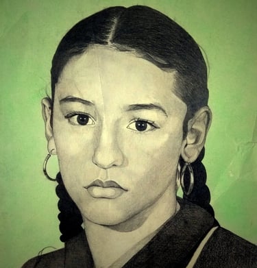 Retrato realista a grafito de mujer con trenzas, mirada expresiva y aretes de argolla