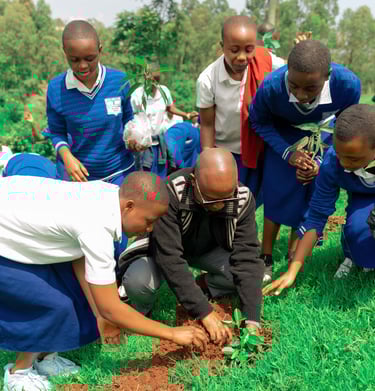 Monsieur le Proviseur du Lycée Wima plantant un arbre avec des élèves, journée de l'arbre 2025