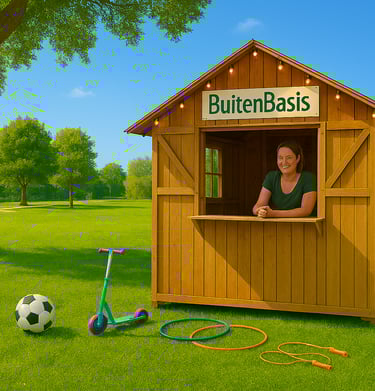 Het houten BuitenBasis huisje met buitenspeelgoed ervoor in het Schoterbos in Haarlem Noord