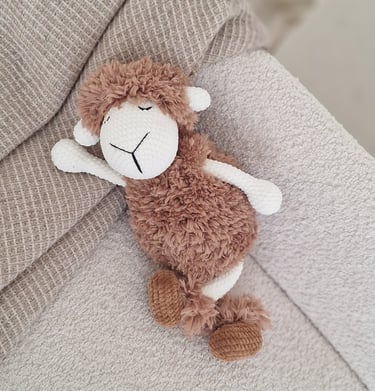 Rankų darbo, nerta vąšeliu avytė, avis, dovana, miego draugė