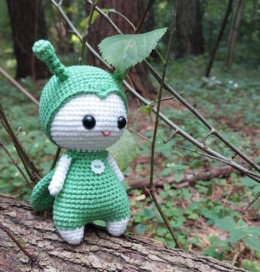 Rankų darbo, nerta vąšeliu lėlė žiogelis, žiogas, dovana