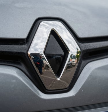 Close-up of the Hyundai Tucson’s front grille and logo shining under daylight.