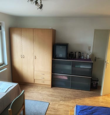 Schrank und Stauraum im Gästezimmer Reutlingen