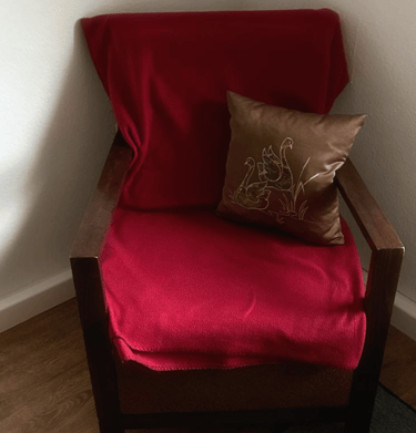 Roter Sessel im Gartenzimmer Reutlingen