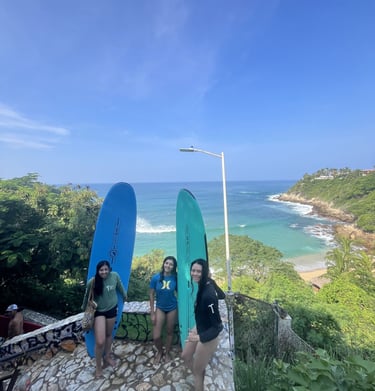 clase grupal de tres amigas de surf