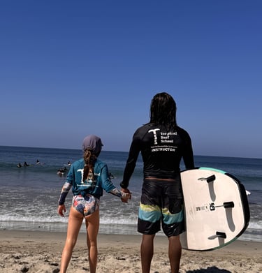clase de surf con niña en puerto escondido