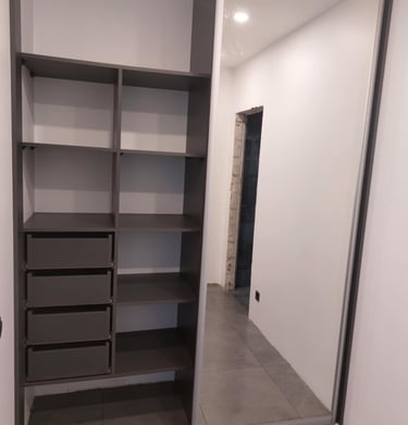 Prieškambario spinta su veidrodžiu