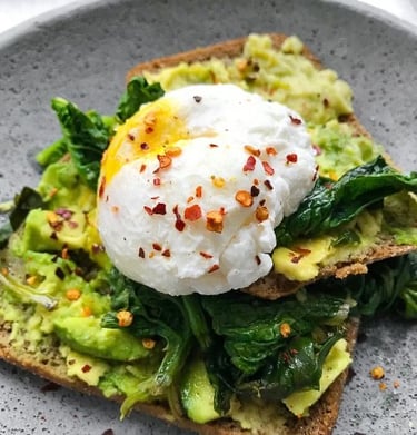 Semaglutide Recipe: Crispbread with Avocado, Poached Egg and Greens