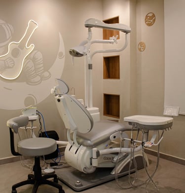 Consultorio dental moderno en Sonrilandia Tepic con sillón y decoración temática.