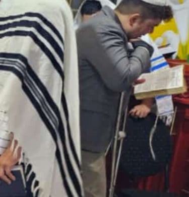 A minyan praying