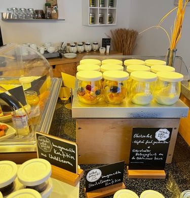 Hotel DunenNest - Frühstück, frischer Obstsalat, hausgemachte Marmeladen