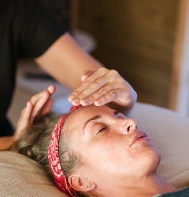 Imposición de manos mediante Reiki