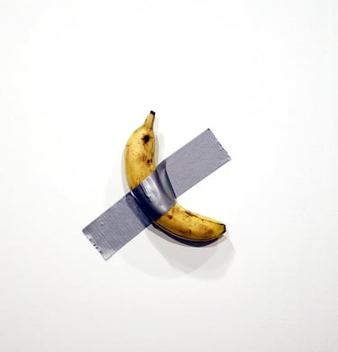 Una banana fissata al muro con nastro adesivo, simbolo di arte contemporanea provocatoria.