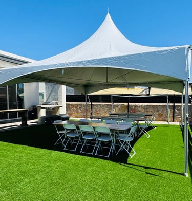 Carpa blanca para evento, con sillas, mesas, el paso diamond events