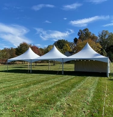Carpa 20x60 high peak para eventos, sobre el pasto