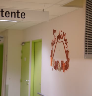 Enseigne installée en face de la salle d’attente