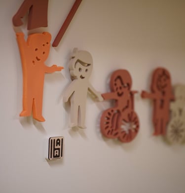 Détail des découpes du logo et de sa mise en couleur