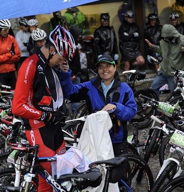 a coach and rider at the start of a mountainbike race