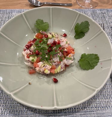 Préparation de ceviche de dorade dans l'atelier de cuisine du moment