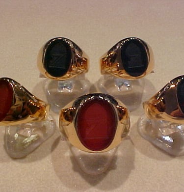 Anillos en oro con glíptica heráldica fabricados para familia