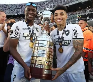 Luiz Henrique e Igor Jesus com a Taça da Libertadores 2024