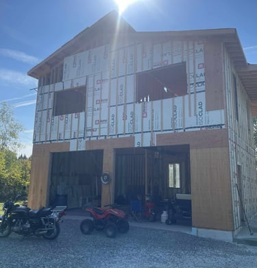 Technicien électrique effectuant une installation à Sherbrooke