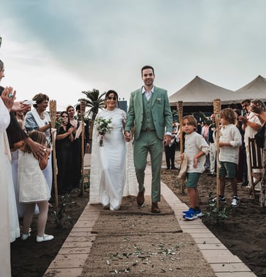 Cobertura de boda en Pinamar, ceremonia en playa con invitados